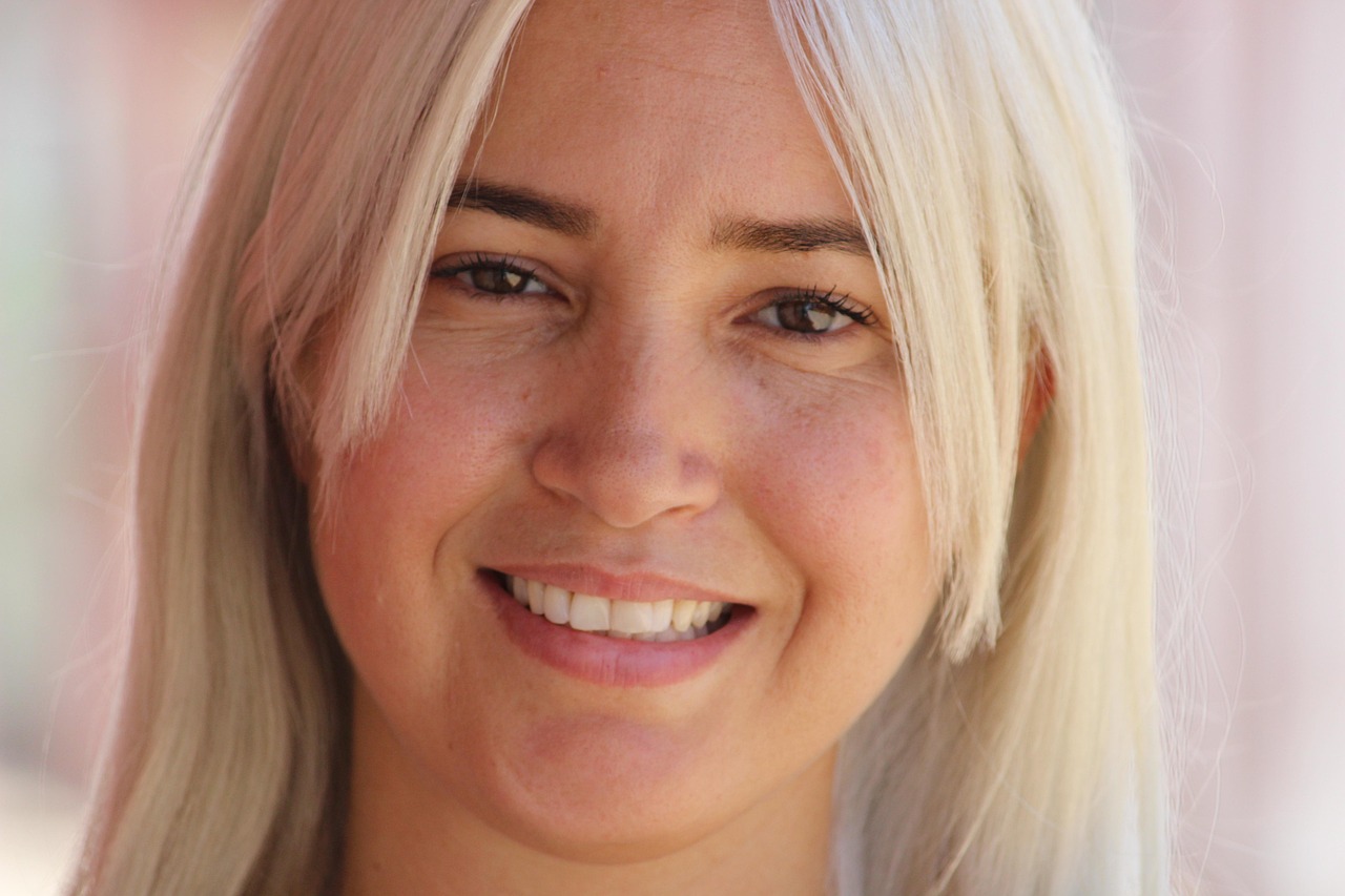 mujer, mujer rubia, sonrrisa, mirada, rostro, cara, mujer joven, ojos, pelo